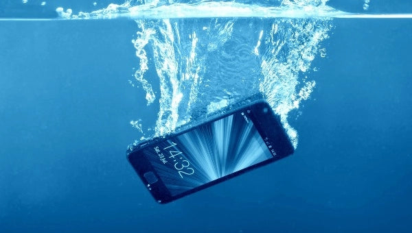 Wasser im Handy? So reagierst du richtig! Wasser im Handy? So reagierst du richtig!